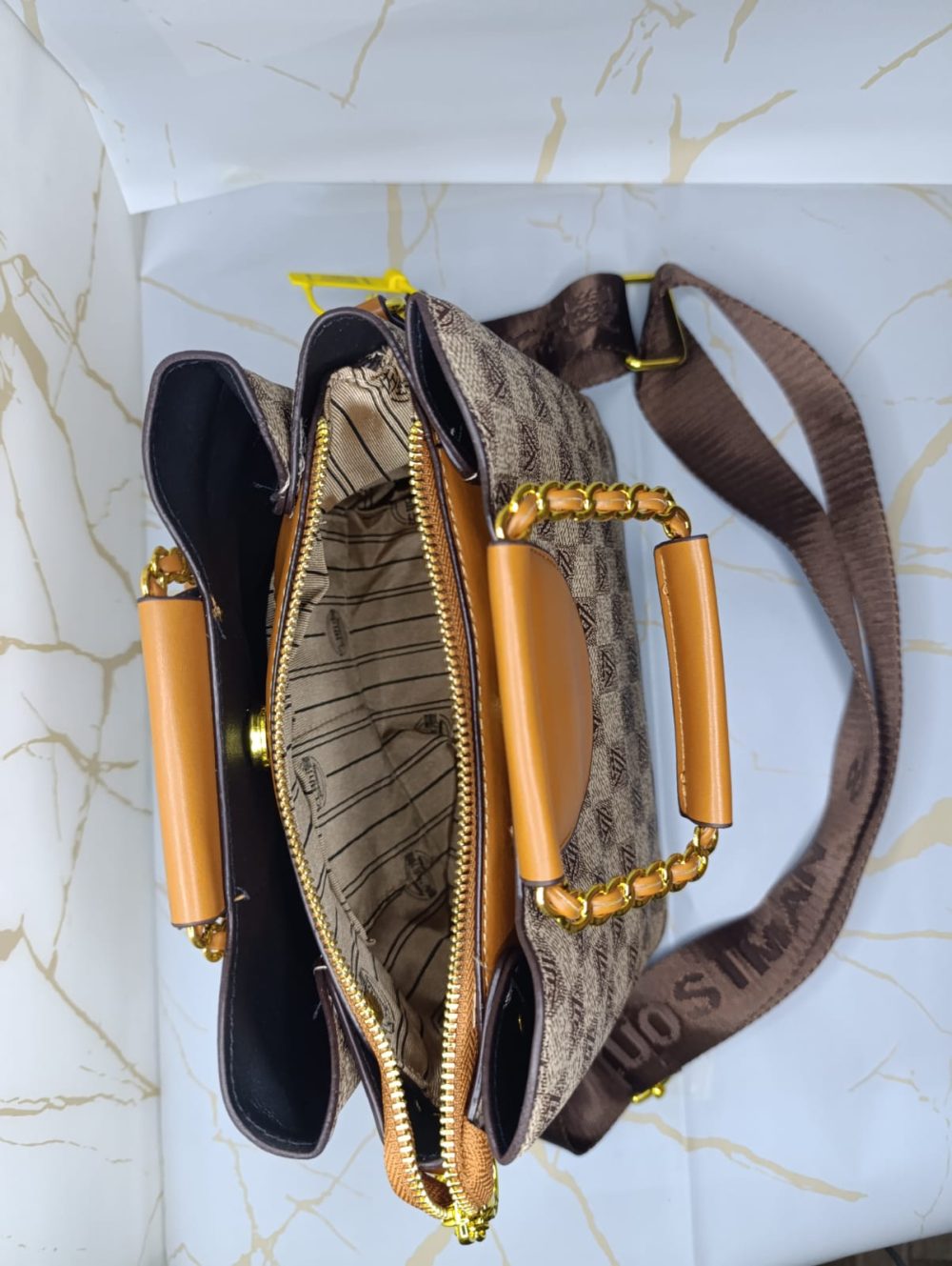 Bolso de mano gris con correa