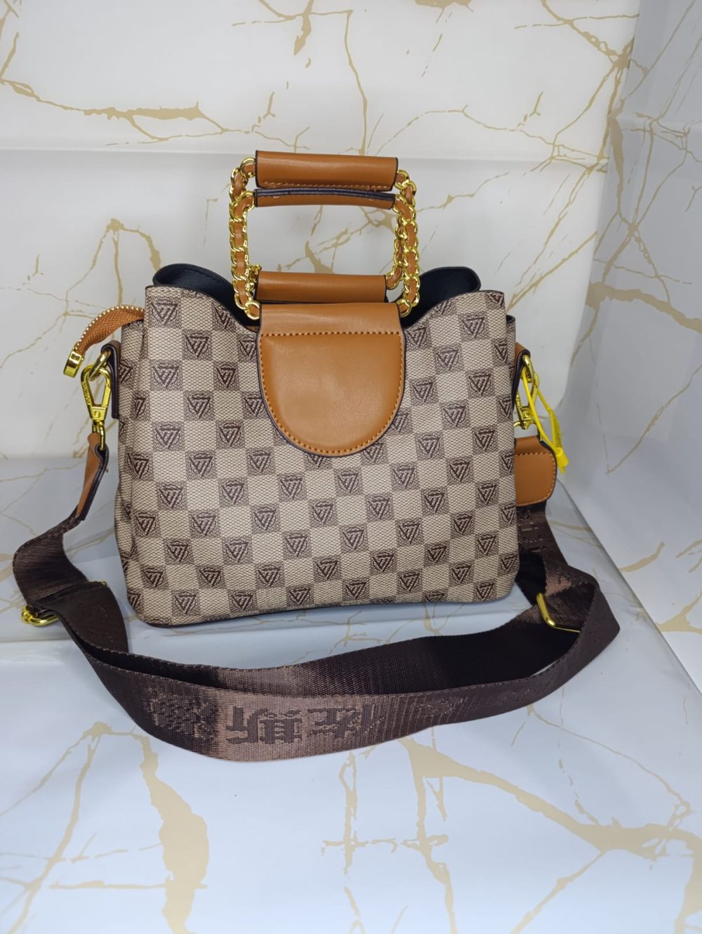 Bolso de mano gris con correa