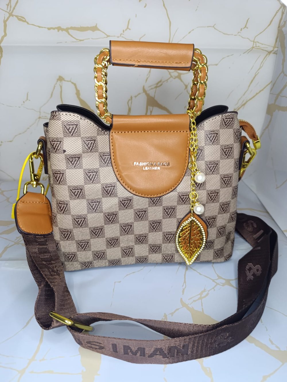 Bolso de mano gris con correa