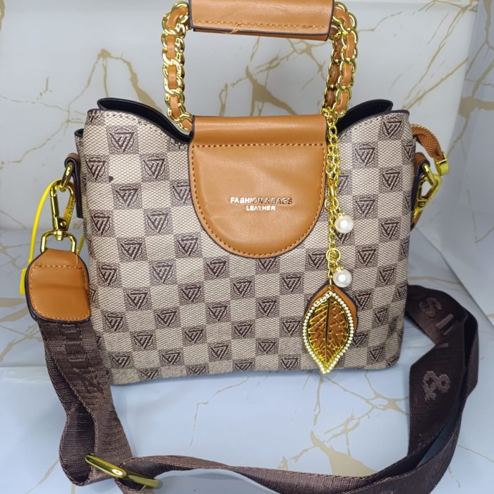 Bolso de mano gris con correa