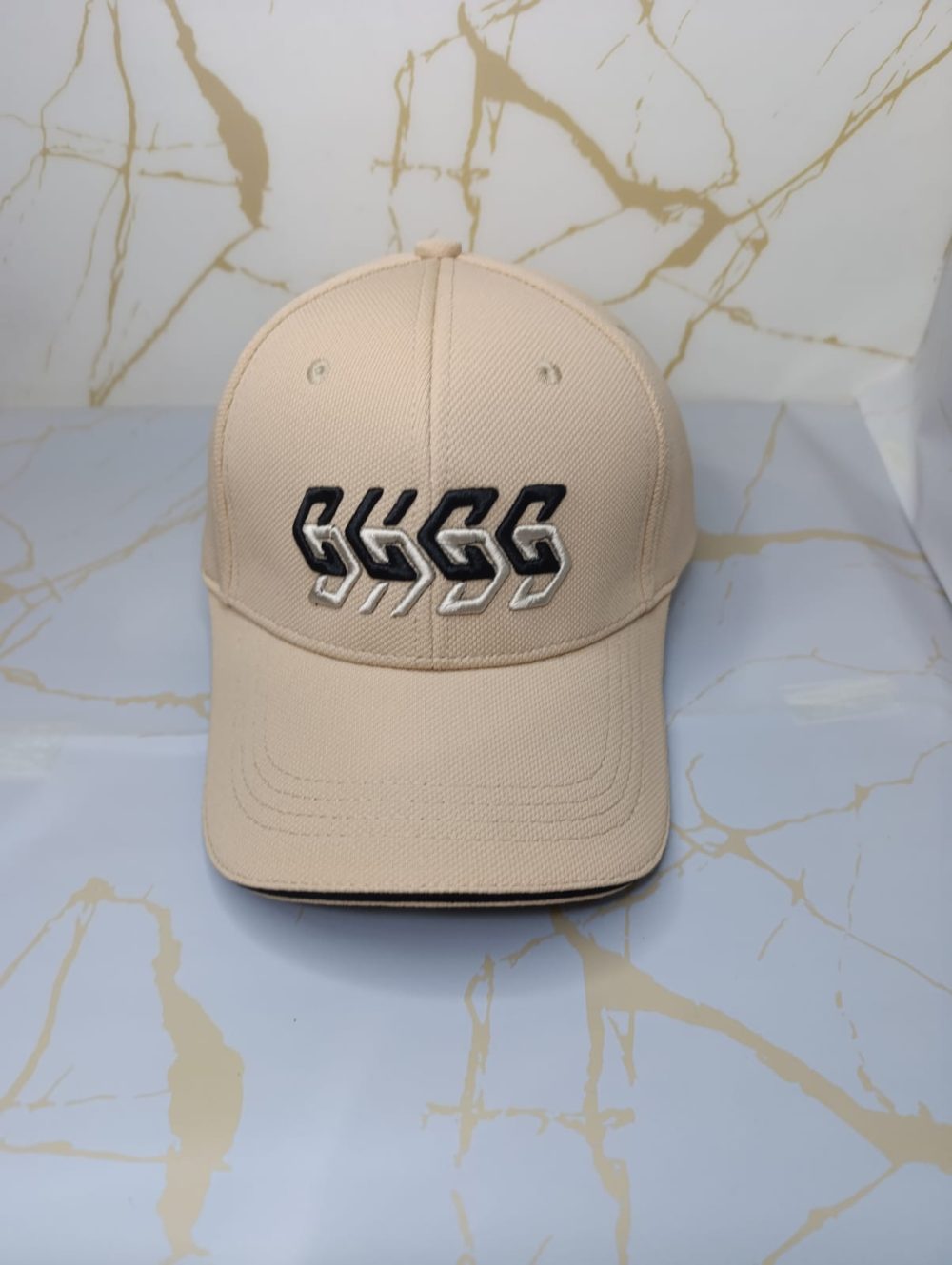 gorra con diseño flecha