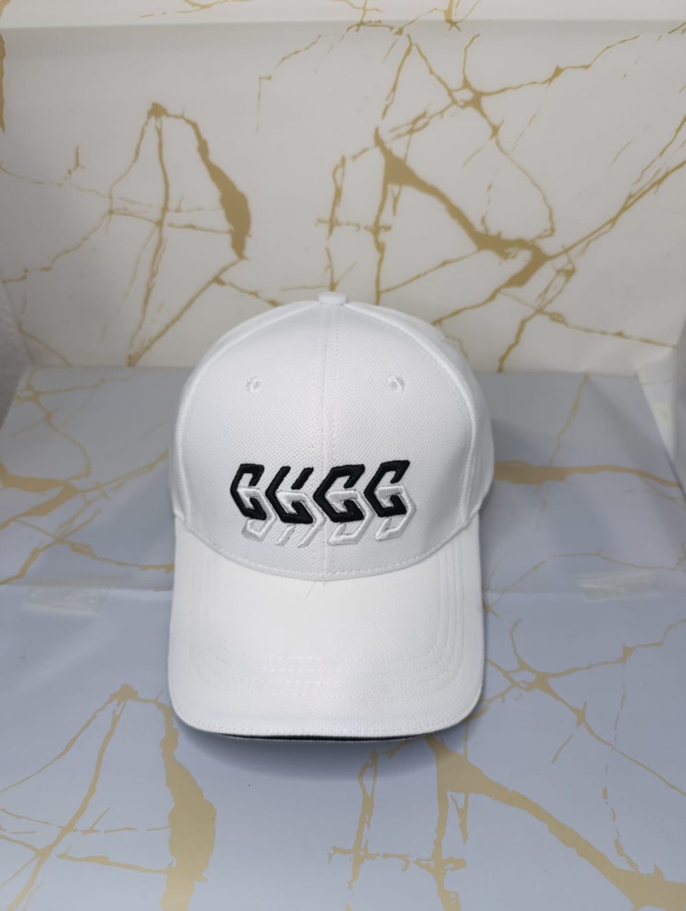 gorra con diseño flecha