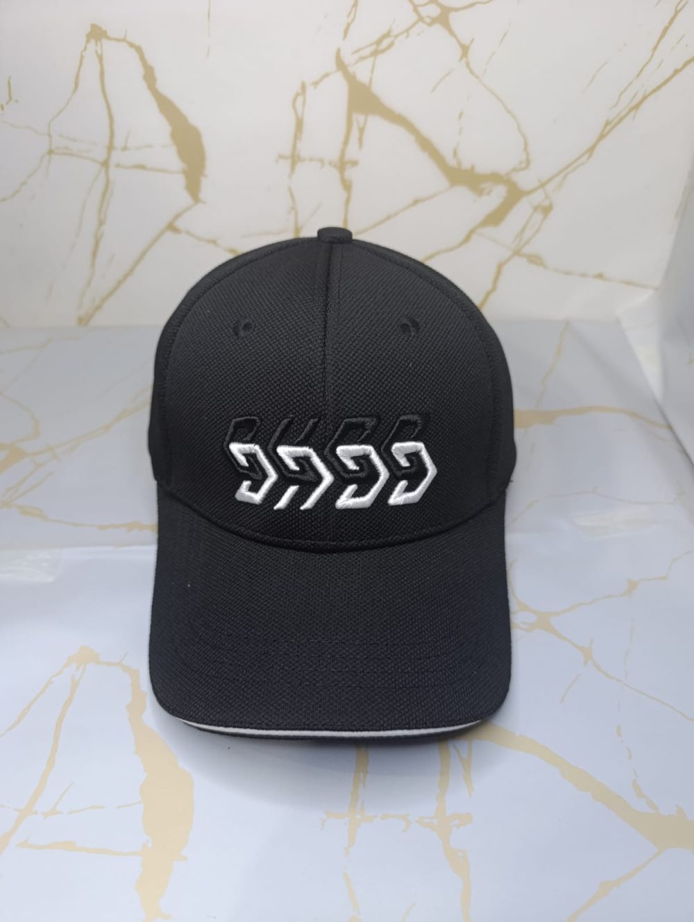 gorra con diseño flecha